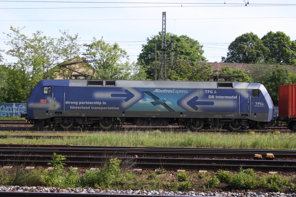 152 134 zog am 29.05.2010 einen Containerzug von Seelze nach Maschen hier bei der ausfahrt aus Seelze RBF