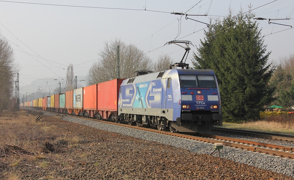 152 135-0 mit Containerzug in Fahrtrichtung Norden. Aufgenommen am 27.03.2012 beim B Eltmannshausen/Oberhone.
