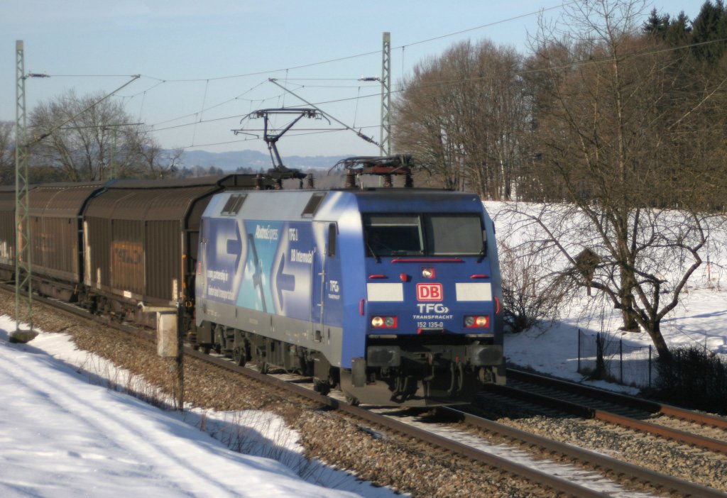 152 135-0 mit Gterzug Richtung Salzburg bei bersee am 06.02.2011