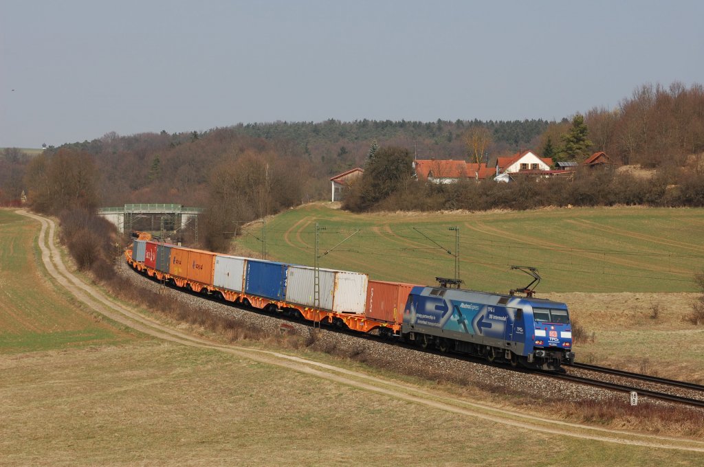 152 135 mit Containerzug am 29.03.2011 bei Edlhausen