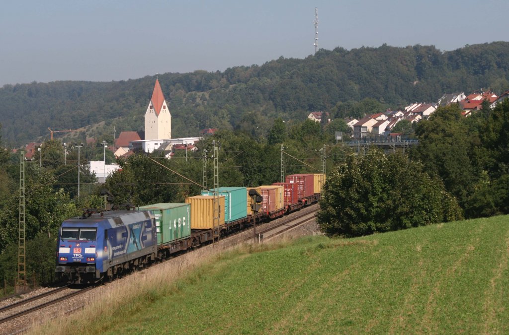 152 135 mit dem bunten Containerzug 50109 Hamburg-Waltershof Alte Sderelbe - Beimerstetten am 3.9.11 bei Halzhausen.