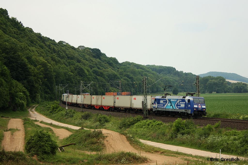 152 135 mit einem Containerzug am 1.7.10 in Freden.