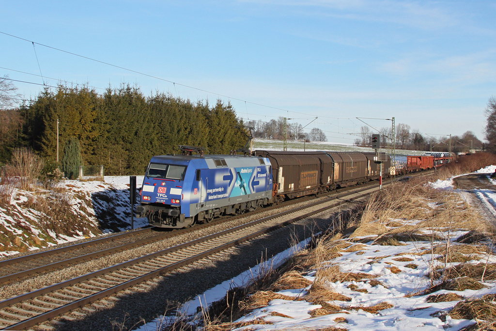 152 135 mit einem gemischten Gterzug am 06.02.2011 bei Grokarolinenfeld.