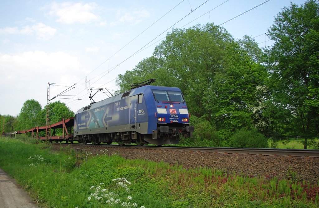 152 136-8 mit Autotransportwagen in Fahrtrichtung Sden. Aufgenommen am 29.05.2010 zwischen Friedland(HAN) und Eichenberg.