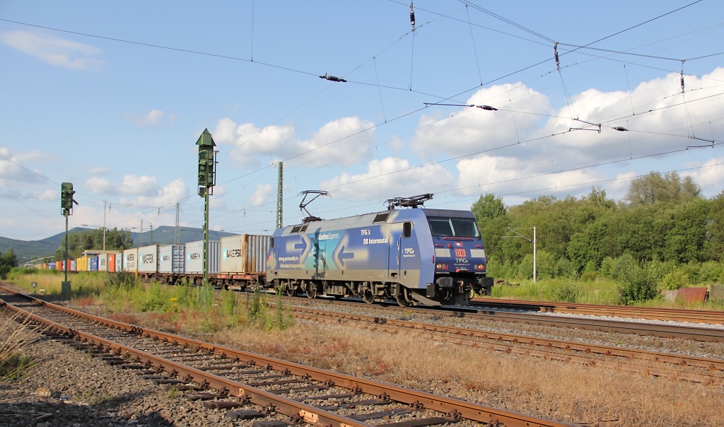 152 136-8 mit Containerzug in Fahrtrichtung Sden. Aufgenommen am 01.07.2011 in Eschwege West.