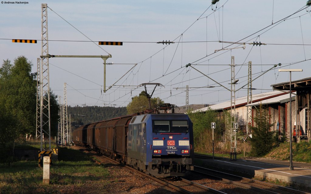 152 136-8 mit dem CS 49152 (Wolfurt-Bremerhaven) Durchfahrt St.Georgen 7.5.11
