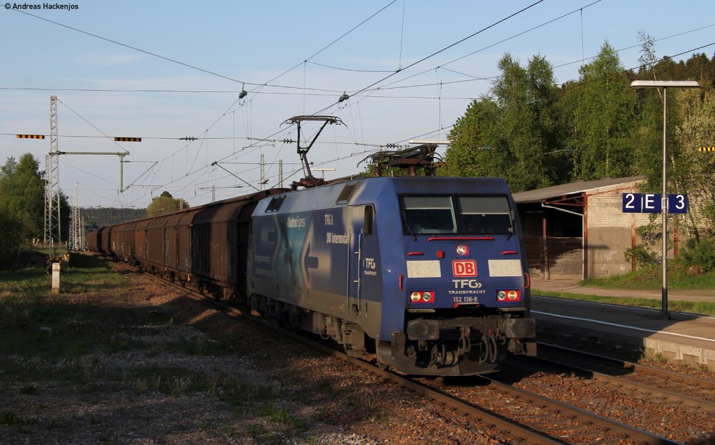 152 136-8 mit dem CS 49152 (Wolfurt-Bremerhaven) Durchfahrt St.Georgen 7.5.11
