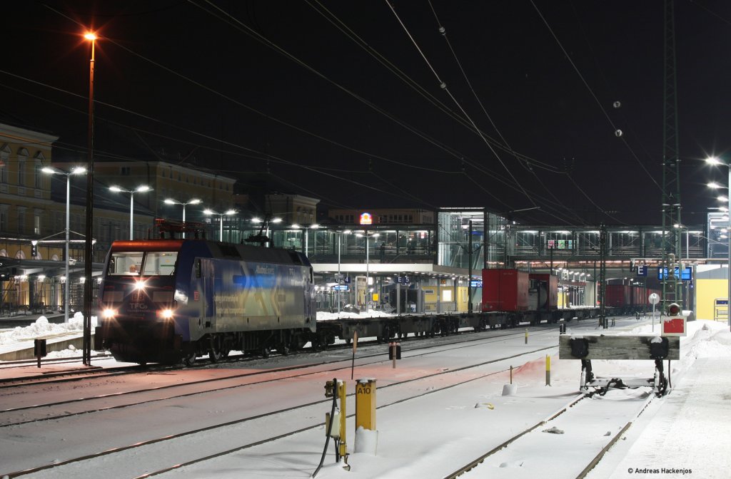 152 136-8 mit einem Containerzug beim Halt in Regensburg Hbf 16.12.10