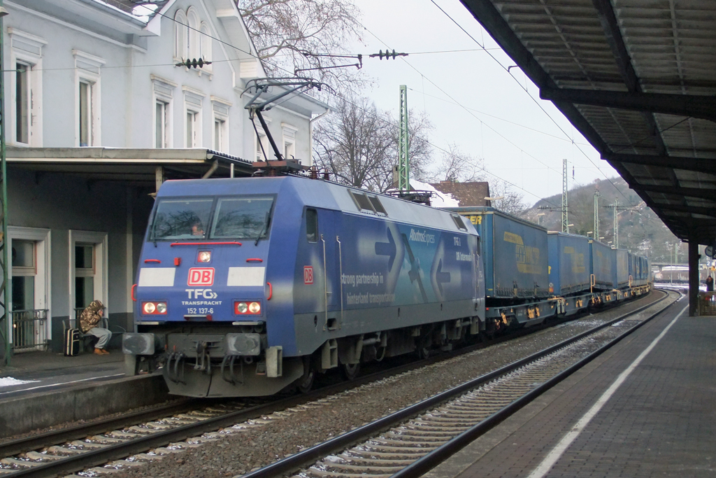 152 137-6 bei der Durchfahrt in Linz am Rhein 5.1.2011