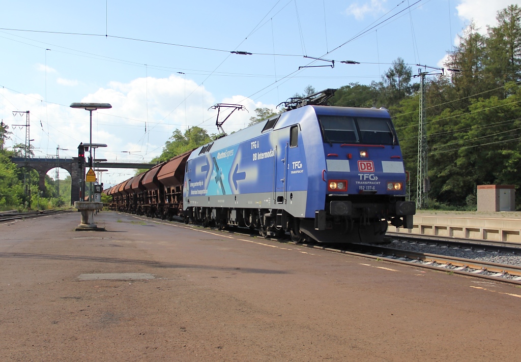 152 137-6 mit Kalizug in Fahrtrichtung Norden. Aufgenommen am 13.09.2012 in Eichenberg.