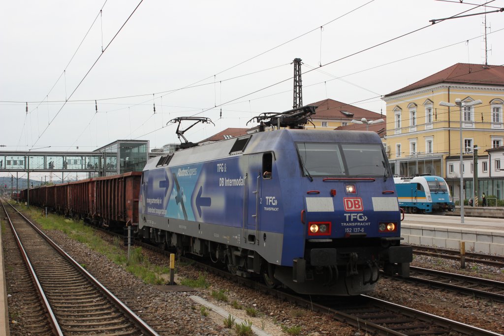 152 137-6 wartet im Hauptbahnhof von Regensburg auf die Weiterfahrt. 20.05.2012.