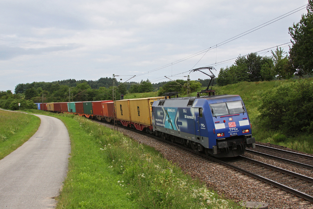 152 137 mit einem Containerzug am 21.06.2011 bei Plling.