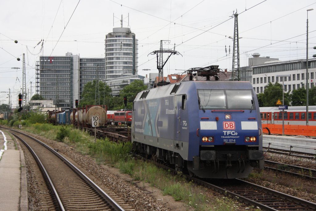 152 137 mit einem Gterzug in Mnchen Ost Bahnhof am 29.07.2010