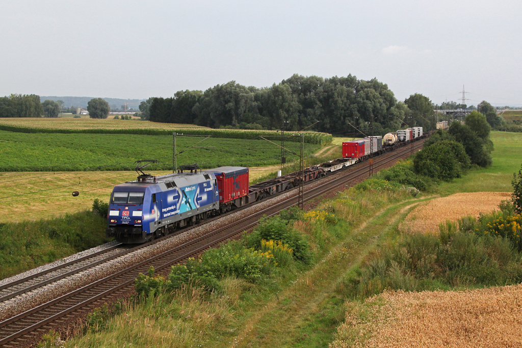 152 137 mit einem KLV Zug am 28.07.2012 bei Langweid.