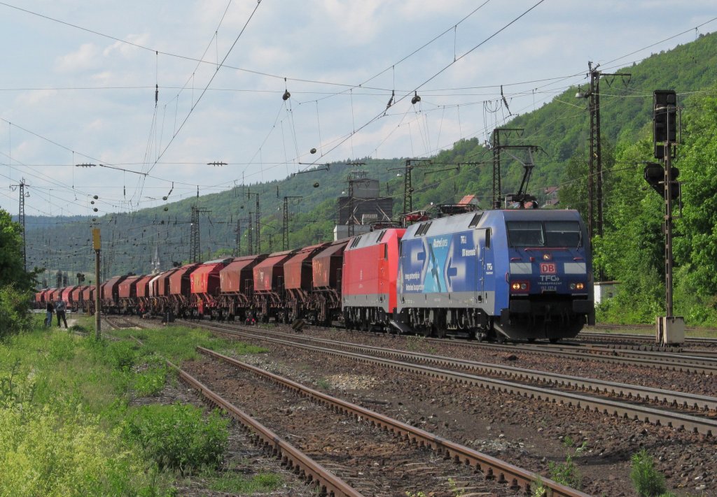 152 137 verl�sst am 19. Mai 2012 mit einer weiteren 152 und einem G�terzug den Bahnhof Gem�nden am Main.