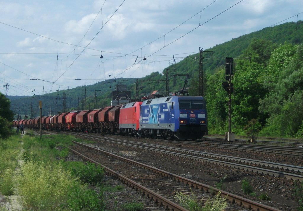 152 137 verlsst mit 152 xxx und einem Getreidezug am Haken, den Bahnhof Gemnden(Main) am 19.Mai 2012 Richtung Schweinfurt.