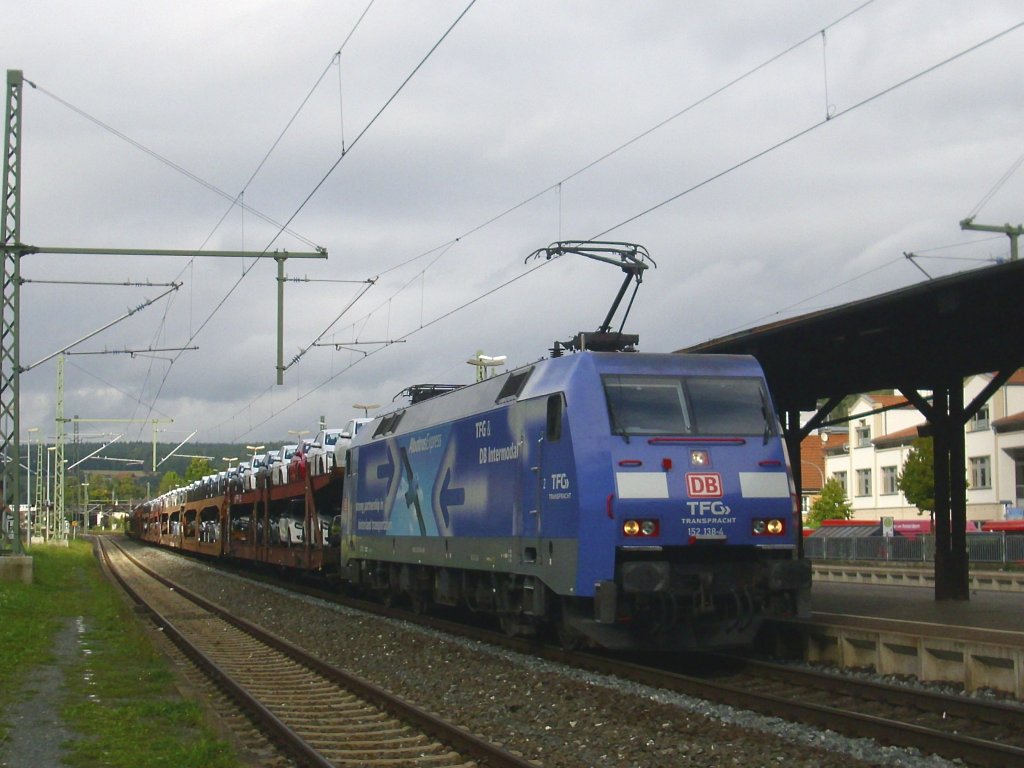 152 138-4  Albatros Express  durchfhrt am 15. September 2010 mit einem Autotransportzug den Kronacher Bahnhof ber Gleis 3.