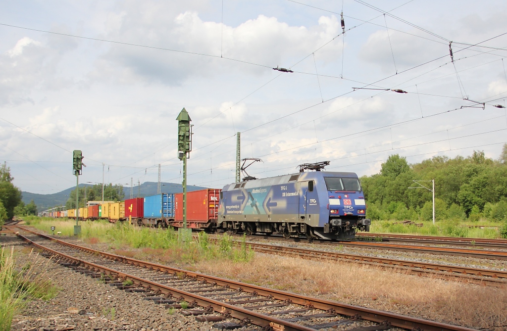 152 138-4 mit Containerzug in Fahrtrichtung Sden. Aufgenommen am 15.06.2011 in Eschwege West.