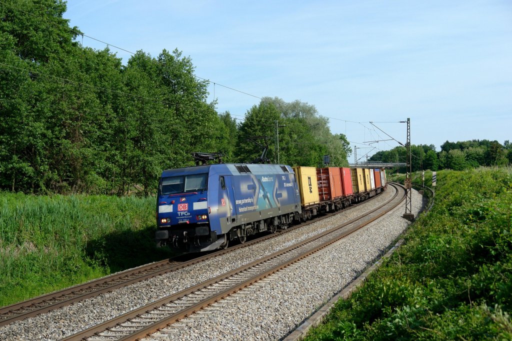 152 138 mit einem Containerzug am 29.05.2011 unterwegs bei Gutmart.