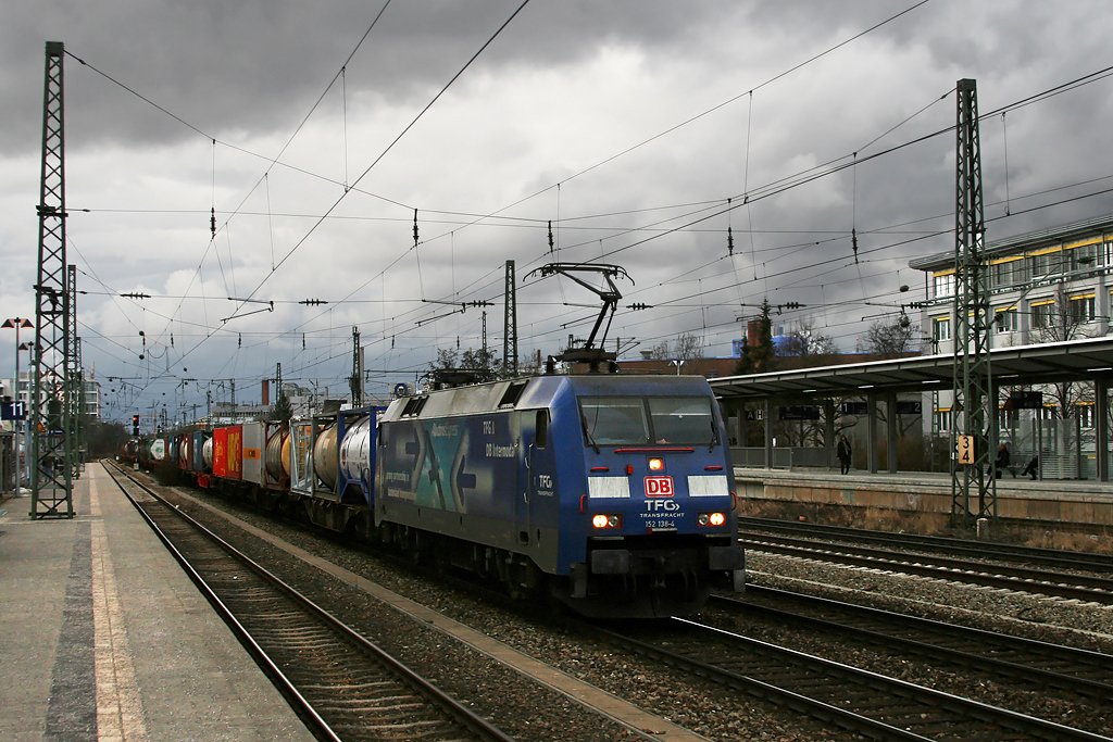 152 138 mit einem KLV Zug am 26.02.2010 am Heimeranplatz in M�nchen.