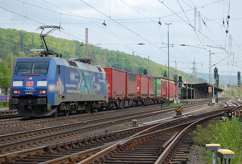 152 138 (TFG,Albatross) mit TEC 42534 Castelguellfo/I - Maschen am 8.5.2010 durch Kreiensen, nordwrts. Nein, ich stand nicht im Gleisbereich!