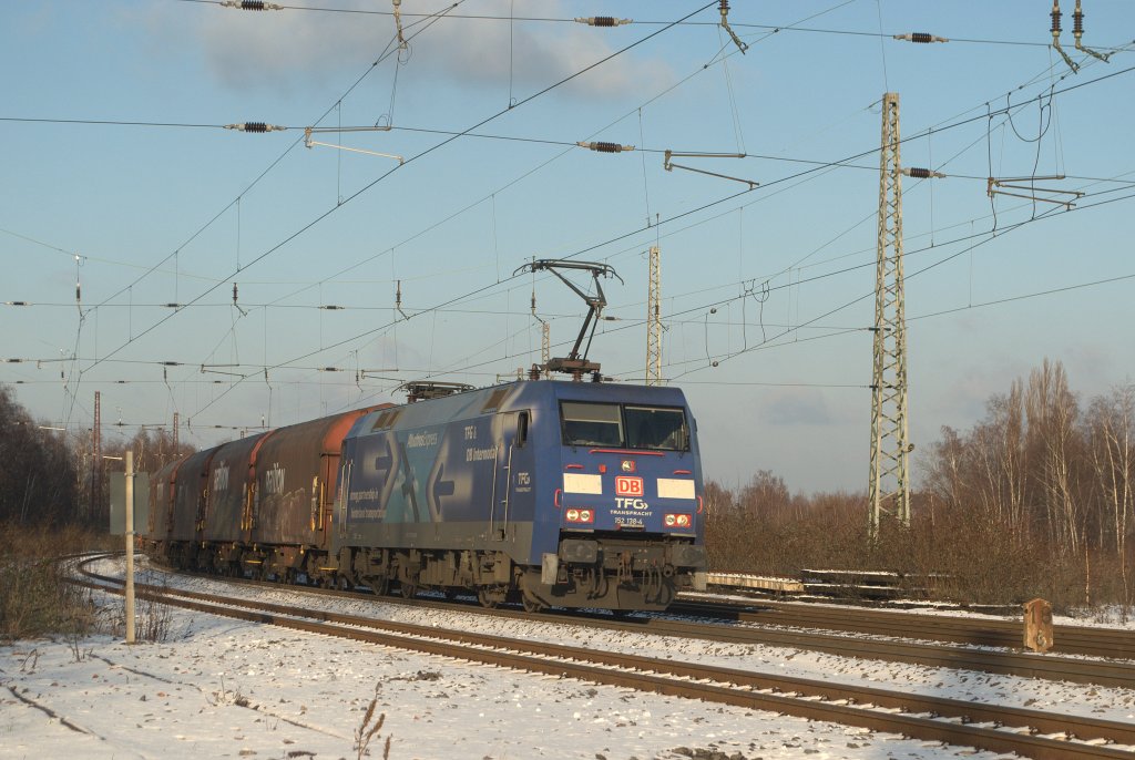 152 138 zog am 11.12.2012 einen Gterzug durch den ehem. Gbf. BO-Riemke nach Sden.