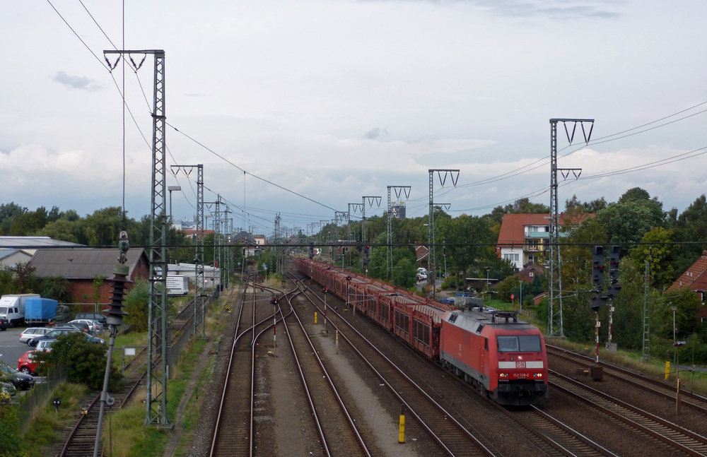 152 139-2 fuhr am 20.09.2012 mit einem Autozug von Emden nach Osnabrck, hier in Leer.