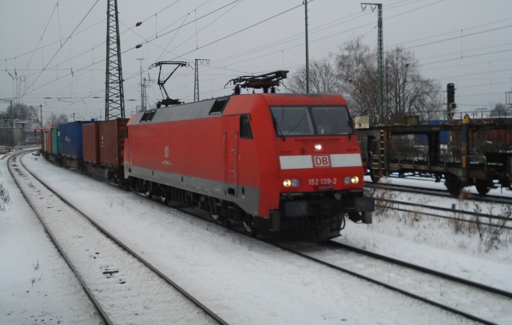 152 139-2 zieht am 01.12.10 ihren Containerganzzug durch Mnchen-Trudering.