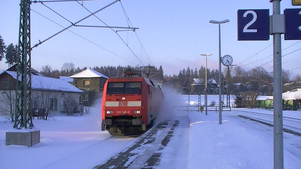 152 140-0 am 10.02.2012 mit einem Getreidezug in Steinbach am Wald Richtung Kronach auf der Frankenwaldbahn.