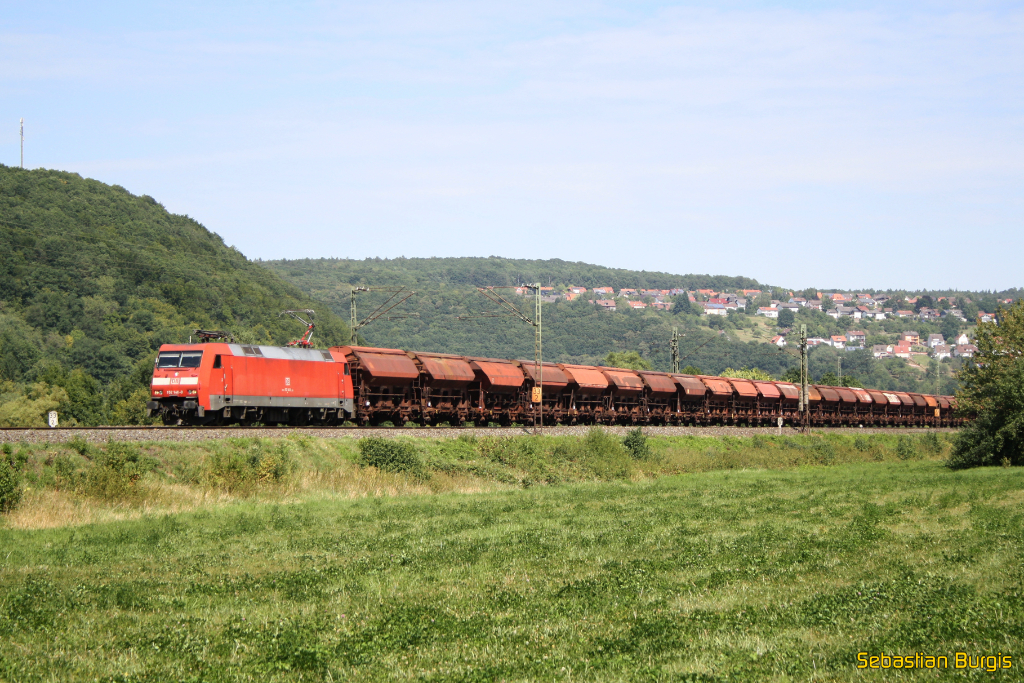 152 140-0 mit einem Ganzzug aus Schttgutwagen Richtung Wrzburg bei Wernfeld (15.08.2012)