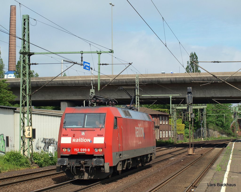 152 140-0 rollt im Blockabstand zum  Beddinger  langsam hinterher. Hamburg-Harburg 5.06.10.