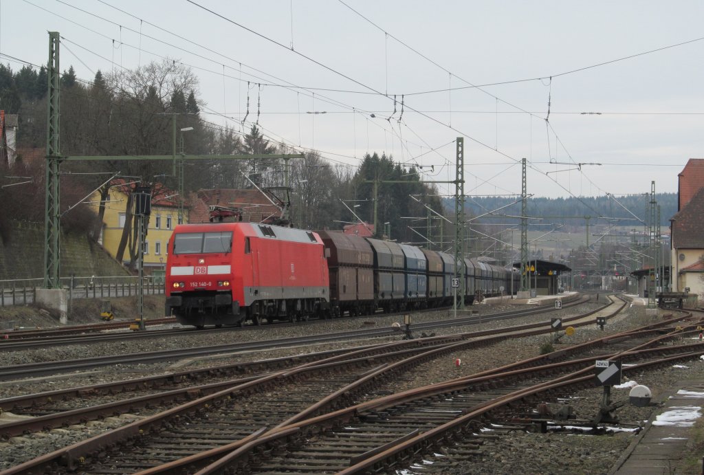 152 140-0 zieht am 17. Mrz 2013 den PKP Kohlezug durch Kronach.