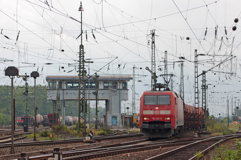 152 142-6 mit einem Gterzug bei der Ausfahrt in Kln Gremberg, 5.8.10