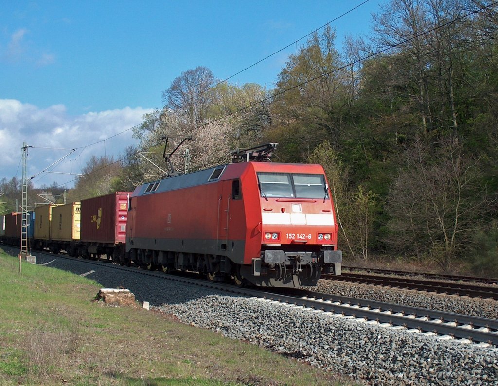 152 142-6 mit einen Containerzug am 26.04.12 in Vollmerz