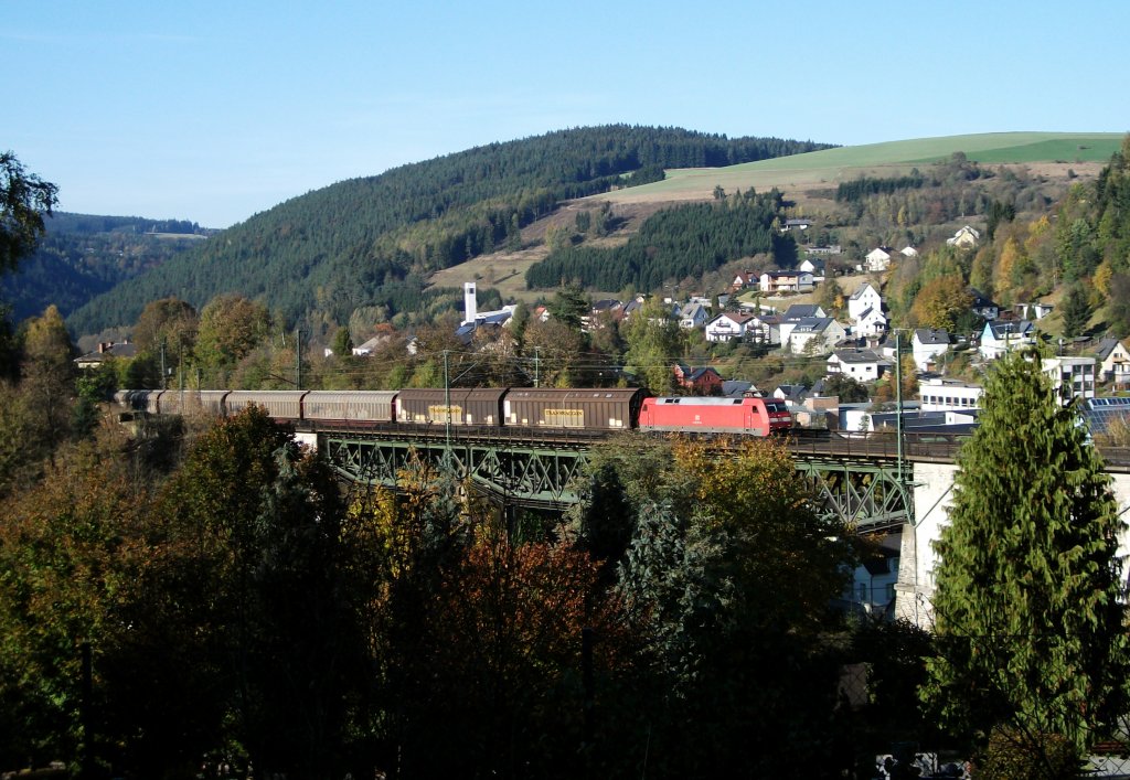152 142 berfhrt am 22.Oktober 2011 mit einem Mischer das Trogenbachviadkut in Ludwigsstadt Richtung Pressig.