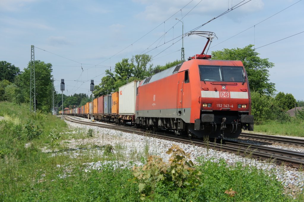 152 143-3 mit einem Containerzug am 31.05.11 im Bahnhof Aling.