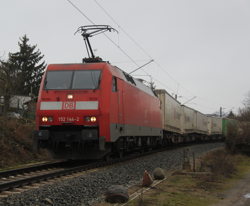 152 144-2 mit KT 42147 von Rostock-Seehafen nach Verona Q.E bei der Durchfahrt in der Gterumfahrung in Hhe Rostock Hbf.03.02.2013 