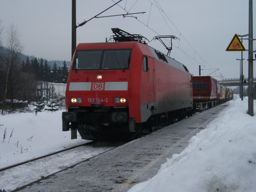 152 144 durchfuhr am 22.12.10, mit einem Containerzug, Stockheim(Oberfr) Richtung Kronach.