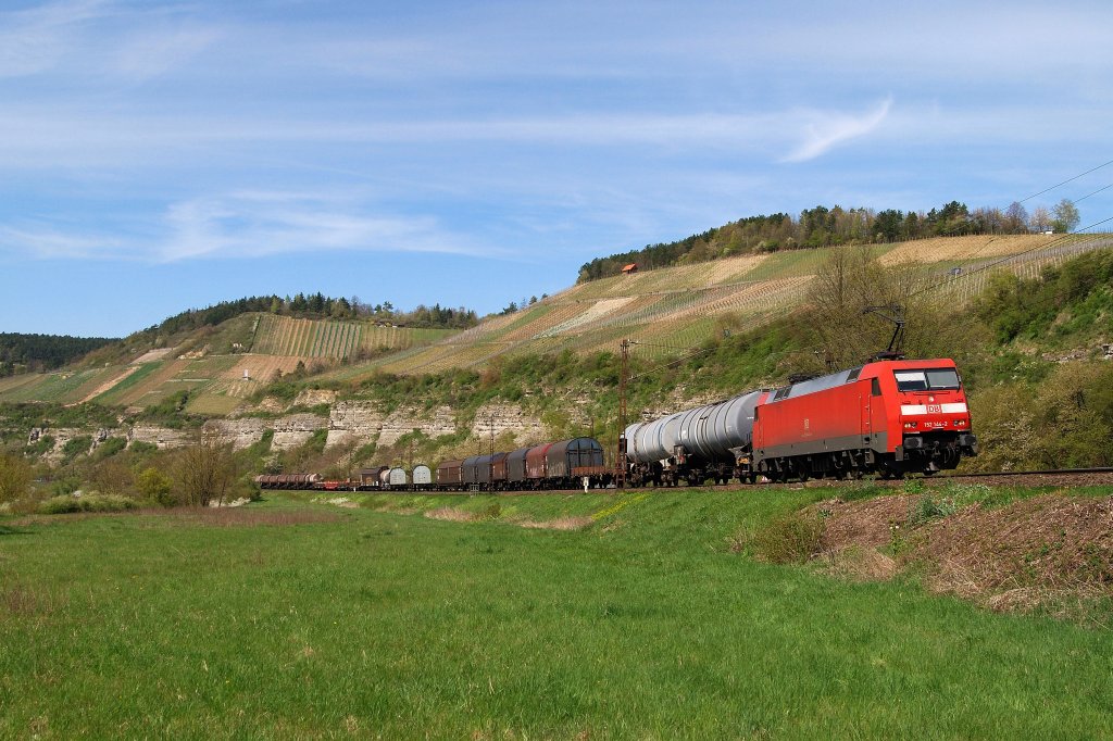 152 144 mit Gterzug bei Himmelstadt (22.04.2010)