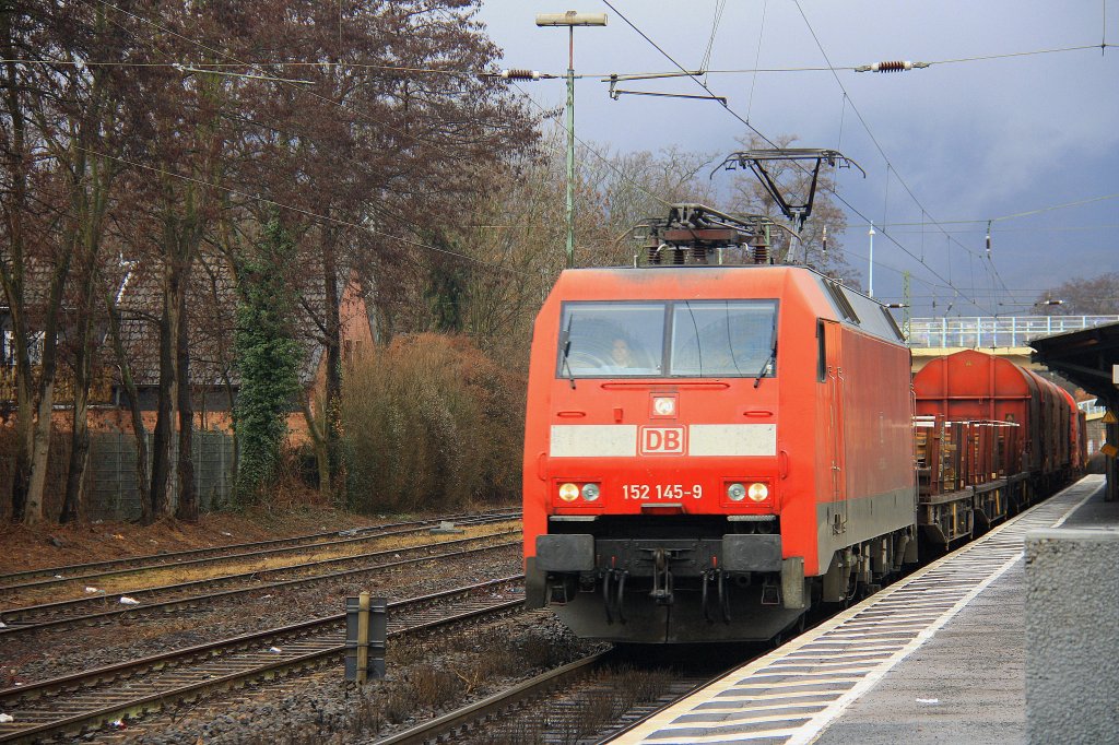 152 145-9 DB durchfhrt mit einem gemischten Gterzug den Bahnhof Bad-Honnef in Richtung Koblenz. Im Hintergrund der wolkenverhangene Drachenfels am 17.2.2012.