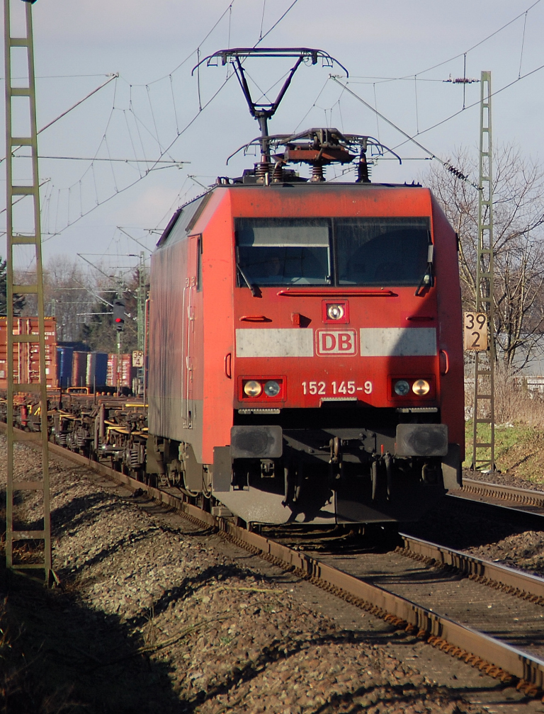 152 145-9 mit einem Containerzug auf der KBS 495 bei Tilmeshof. 8.2.2011