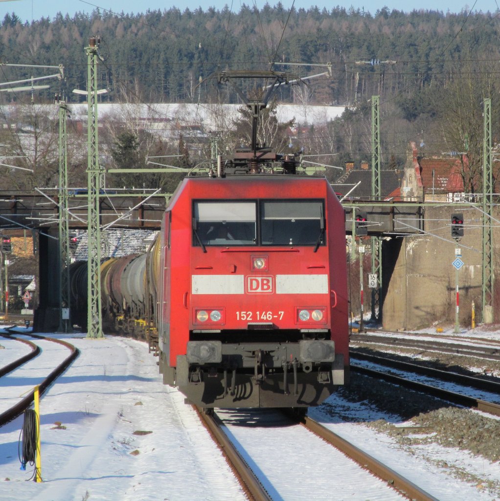 152 146-7 erreicht am 3. Februar 2012 mit einem kurzen Kesselwagenzug den Bahnhof Kronach auf Gleis 4.