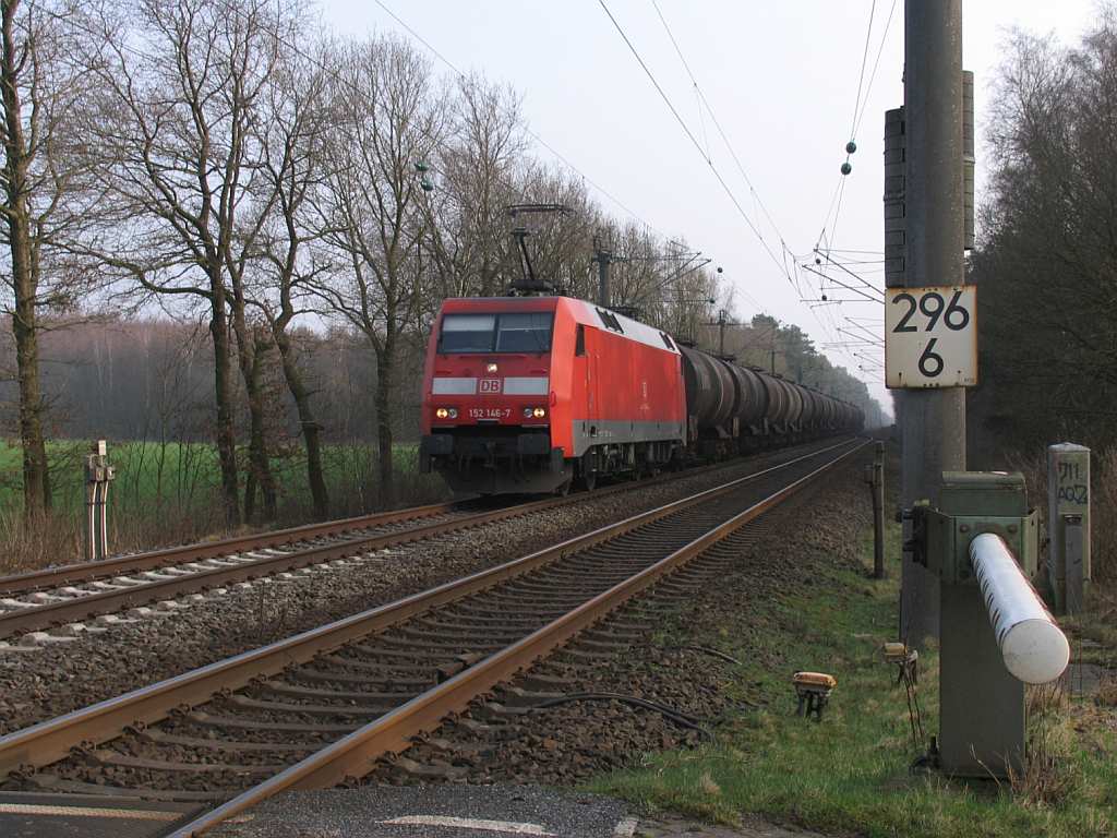 152 146-7 mit einem Gterzug zwischen Rheine und Emden bei Devermhlen (B 296.6) am 16-3-2012.