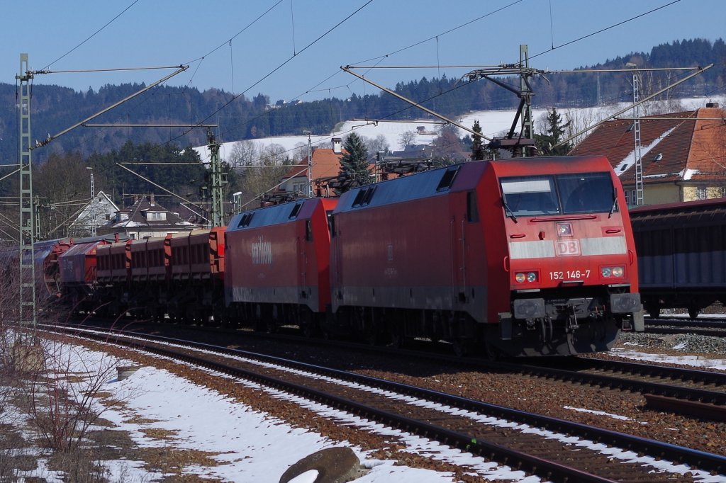 152 146 und eine Schwesterlok durchfahren am 16.03.2013 mit einem gemischten Gterzug den Bahnhof Pressig-Rothenkirchen in Richtung Kronach. 