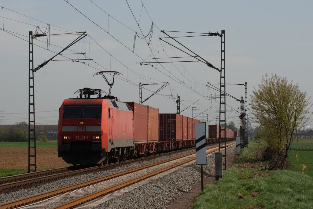 152 148-3 mit einem Containerzug in Neuss-Allerheiligen am 09.04.2011