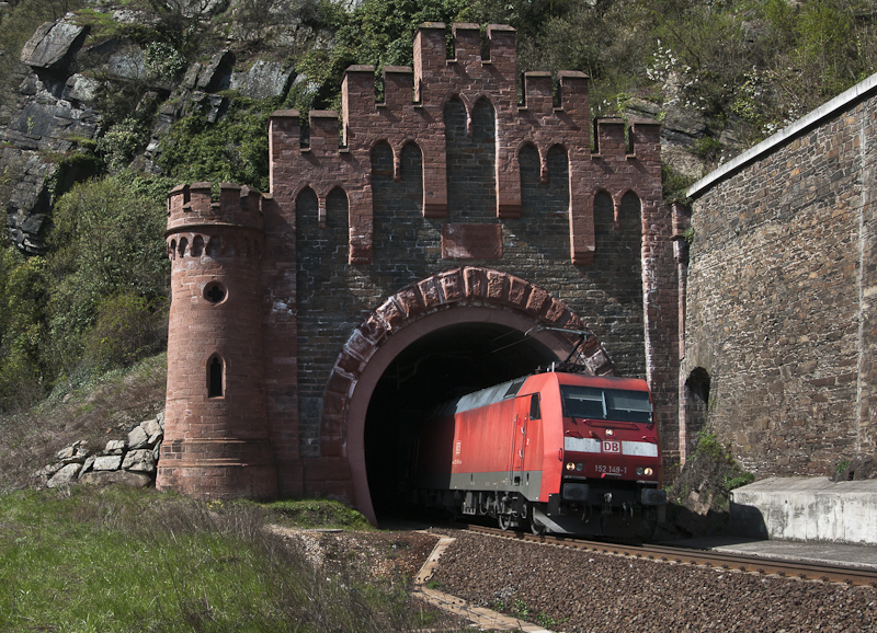 152 149-1 am 7. April 2010 bei der Ausfahrt aus dem alten Lorelytunnel.