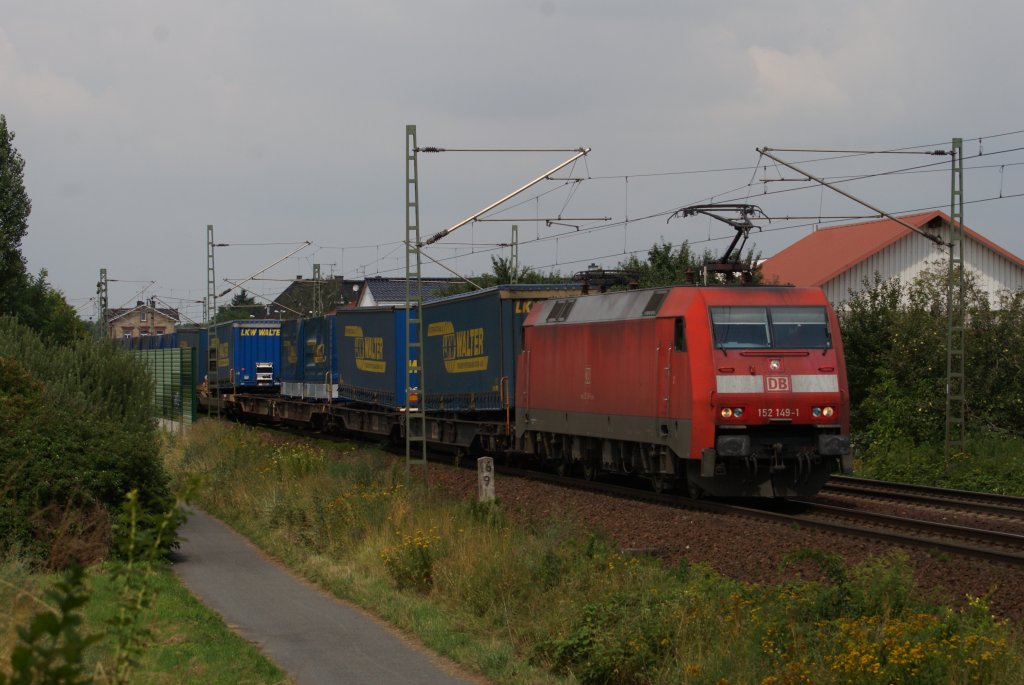 152 149-1 mit dem LKW Walter in Nauheim (bei Gro Gerau) am 03.08.2010