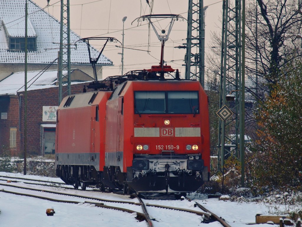 152 150-9 und 152 132-7 am 02.12.2010 als LZ in Aachen West unterwegs auf dem Weg zum Abstellgleis.