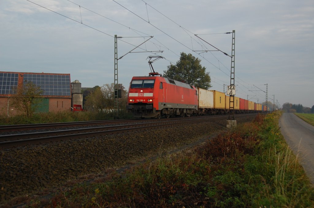 152 150-9 mit passiert mit Containerzug zwischen Mersch ( Westf ) und Bockum - Hvel einen Bauernhof, 28.10.2011. 