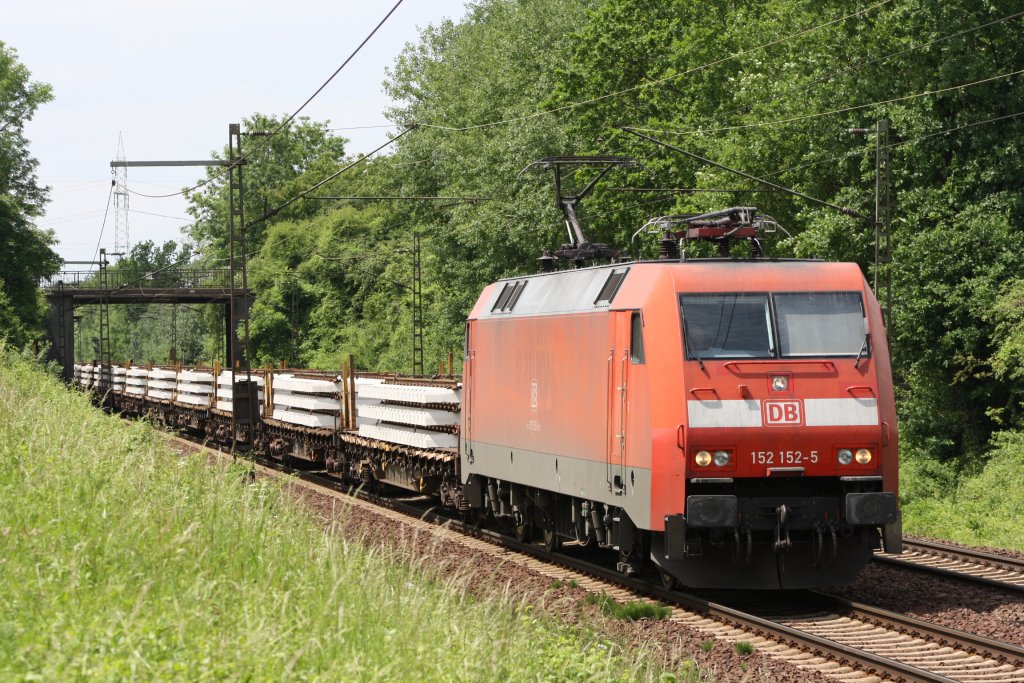 152 152 mit einem Schwellenzug in Ahlten am 08.06.2010